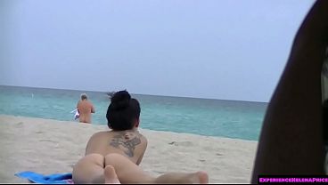 ¡La esposa exhibicionista Allison Banks provoca a los voyeurs en la playa nudista!