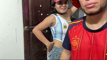 Argentina no pudo resistirse al español y terminó siendo follada como una puta en la gran final del domingo. Pornografía casera exclusiva.
