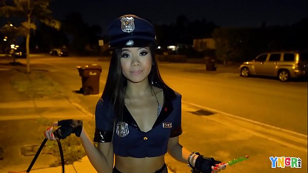 YNGR - asiática Vina Sky follada en Halloween