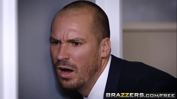 Brazzers - Grandes tetas en el trabajo - La escena del paquete completo protagonizada por Lennox Luxe y Sean Lawless