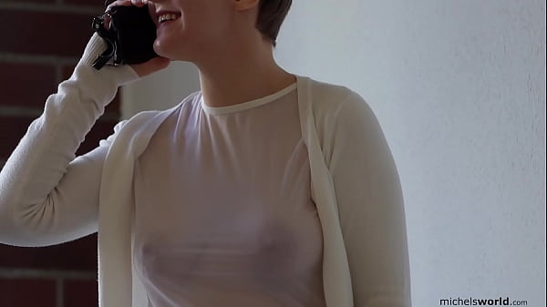 Sin sujetador en el trabajo - Desnuda en público(feminin)