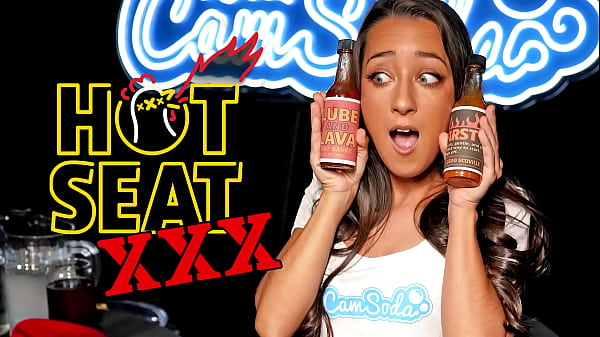 Parodia porno picante de Hot Ones XXX: una MILF sexy y pequeña vierte salsa picante en los labios de su coño. Reto de salsa picante de la BBC.