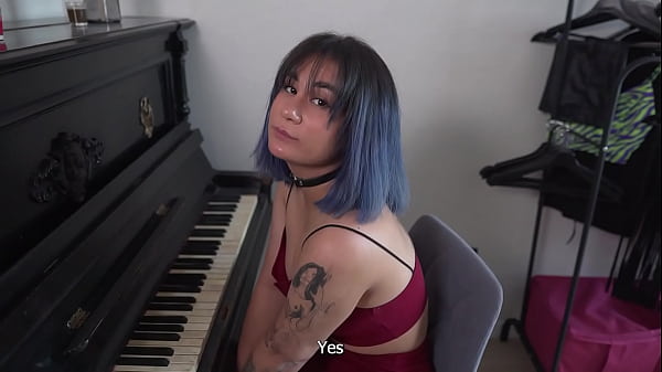 CHICA SUMISA RECIBIÓ UNA LECCIÓN DE PIANO GRATIS**