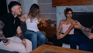 ¡Hola a todos los fieles seguidores de nuestro canal! Queríamos mostrarles un poco de nuestro viaje a Brasil, pero el calor del momento se apoderó de nosotros de vuelta en el hotel. Grabamos una sesión de sexo realmente intensa
