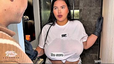 Criada latina tetona tiene sexo apasionado con su jefe para conseguir un aumento - Savannah Watson