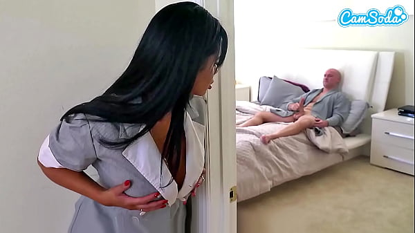 Criada latina de grandes tetas es descubierta masturbándose y tiene que pulir una polla enorme