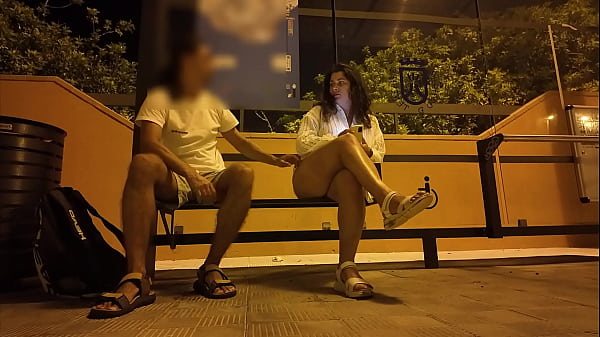 Un desconocido seduce a una milf en una parada de autobús. Follando en la calle con la mujer de otro