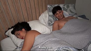 Una madrastra MILF y su hijastro tienen sexo increíble compartiendo la misma cama.