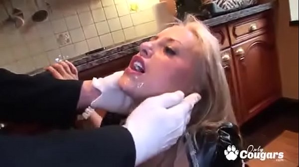 Busty Maid Savanah Gold obtiene una cara llena de semen del mayordomo