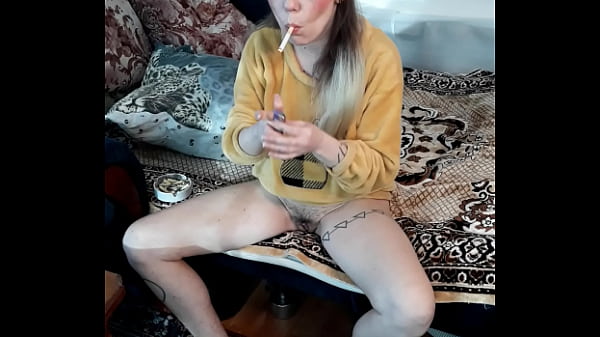 hermanastra fuma un cigarrillo