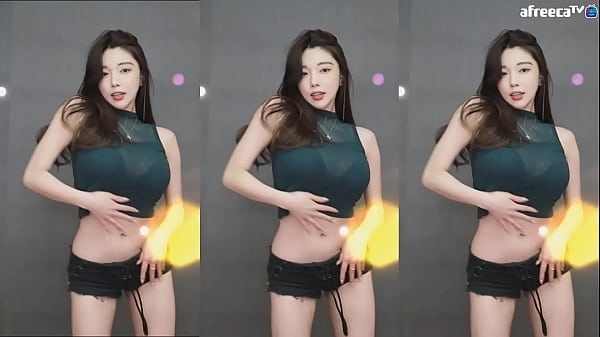 Nena coreana bailando en la corriente