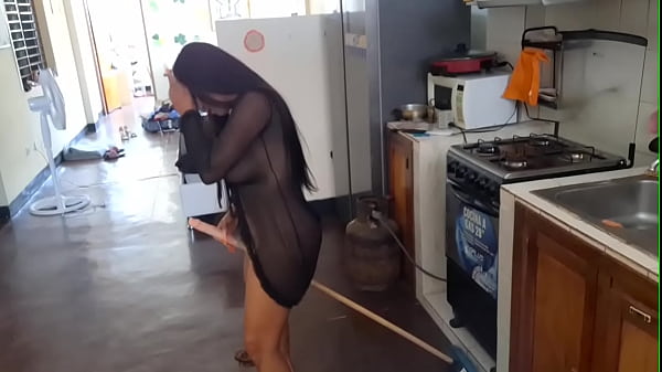 VIDEO FILTRADO - Famosa influencer mexicana se masturba en la cocina con un palo de escoba