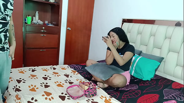 Hermanastro pervertido se folla por el coño a su linda hermanastra latina de piel morena - porno en espanol