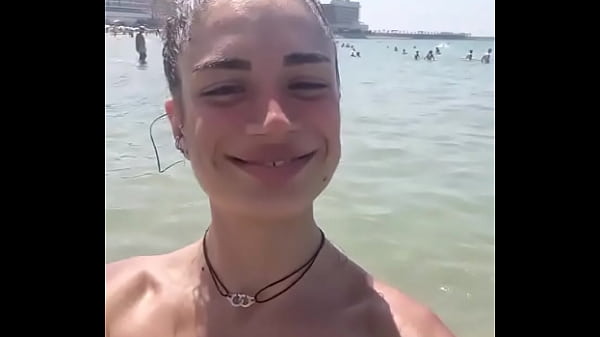 ¡¡¡La alegría de estar en topless en la playa!!!