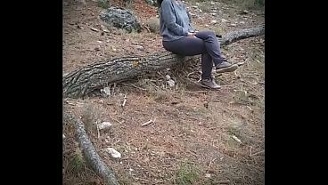 Extraña chica caminando por las montañas es follada por sorpresa