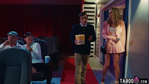 El cine tenía una pareja de mujeres jóvenes follando desalojando a ancianos que intentaban mirar