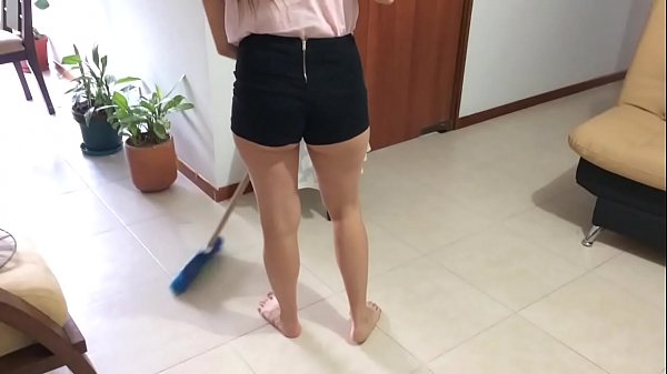 Empleada sexy tiene sexo por dinero