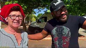 Una mujer madura con grandes pechos naturales fue recogida de la calle para ser follada por el culo por un hombre negro.