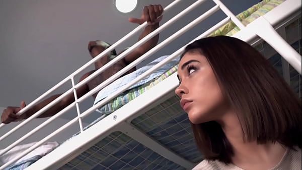 HOSTEL CALIENTE - (Jade Presley, Tommy Cabrio) - Sirvienta latina cachonda obtiene anal estirado por una gran polla gorda