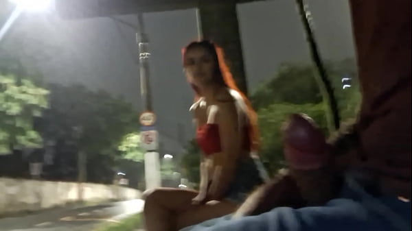 ¡Me arriesgué a masturbarme en la parada del autobús mientras iba a trabajar!