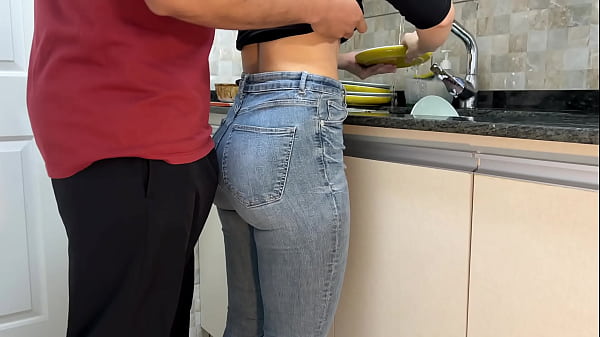 Criada recibe semen en su culo usando jeans (USO GRATUITO)