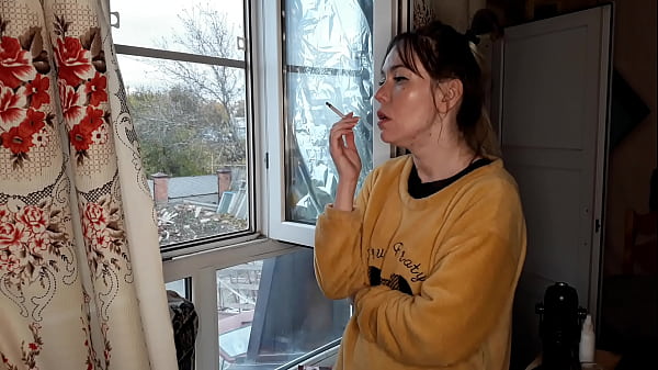 hermanastra fuma un cigarrillo