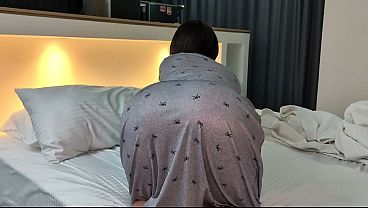 El enorme trasero de mi madrastra realmente resalta en ese pijama.