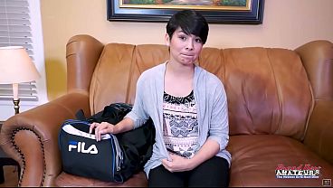 ¡La MILF morena tetona Jae Scott hace una garganta profunda descuidada y luego una follada dura!
