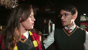 Harry Potter folla a Hermione y Myrtle la Llorona hasta que olvidan todos los hechizos que conocen - Parodia porno de cosplay de Harry Potter