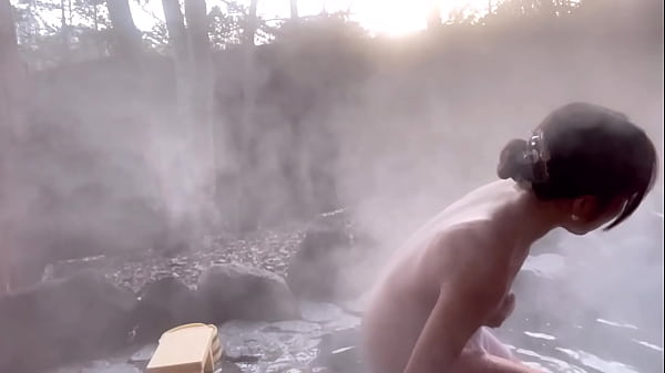 fructífero culo y busto valle de chica japonesa de aguas termales