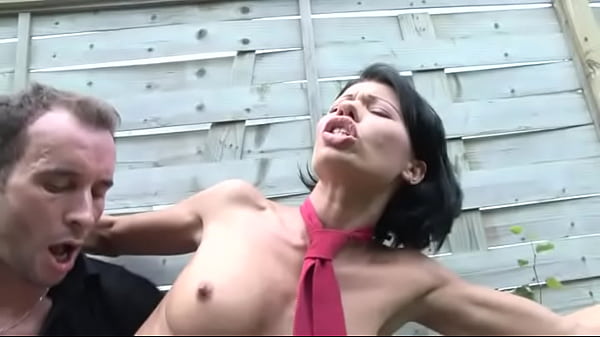 culo follada en el patio de la escuela y come semen