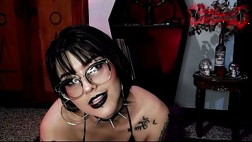 Chica gótica guarrilla se folla un gran juguete negro