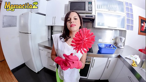 MAMACITAZ - Después de limpiar a la sucia latina Daniela Robles quiere complacer su coño con la polla del cliente