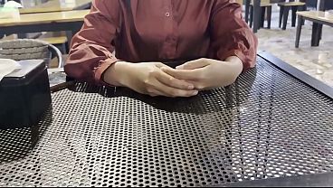 FINGIENDO INVITARTE A COMER Y BEBER, TERMINANDO FUERA Y SIENDO FOLLADO, ÚLTIMO PORNO VIRAL INDONESIO