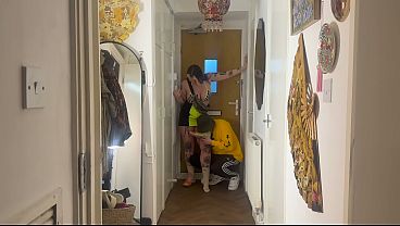Los ravers sudorosos no pueden resistirse a los juegos de pies pervertidos.