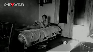 Voyeur casero. Pareja de mujeres jóvenes teniendo sexo apasionado en una casa de campo.