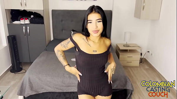 La primera vez de la pequeña latina Ciara Ivy: una flaquita colombiana cabalga a pelo