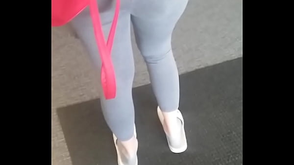 Culo perfecto en leggings grises