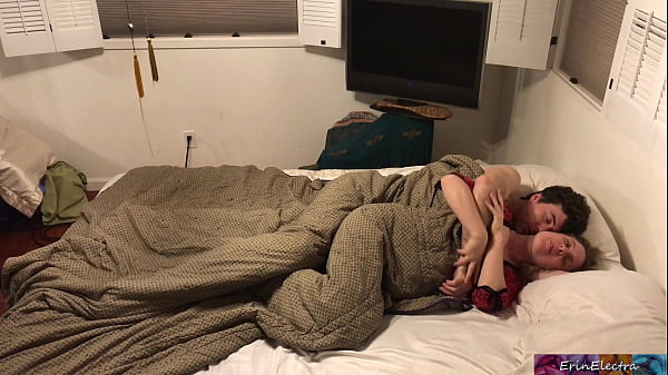 Madrastra comparte cama con su hijastro - Erin Electra