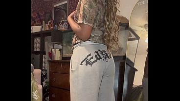 Una chica ébano te muestra una pequeña sorpresa