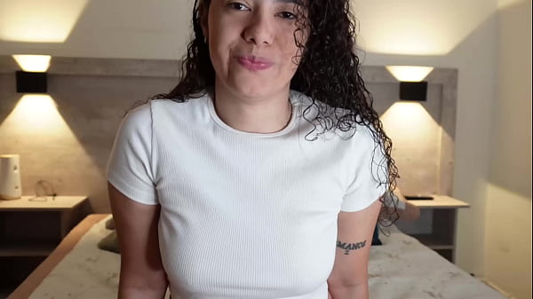 Joi colombiana te muestra como se masturba su carnoso y peludo coño