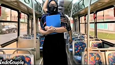 Esposa musulmana llega de la universidad sola en el autobús Un extraño comienza a follarla con hijab