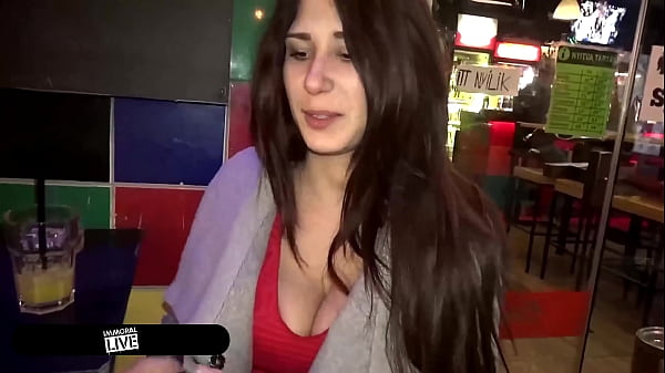 ¡Los mejores amigos comparten y disfrutan el coño y las tetas hinchados de Ayda Swinger!