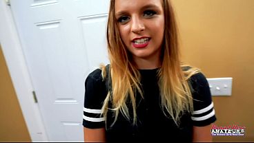 Stella 2 usa los dedos para el sexo anal y luego traga durante una audición para mujeres jóvenes.