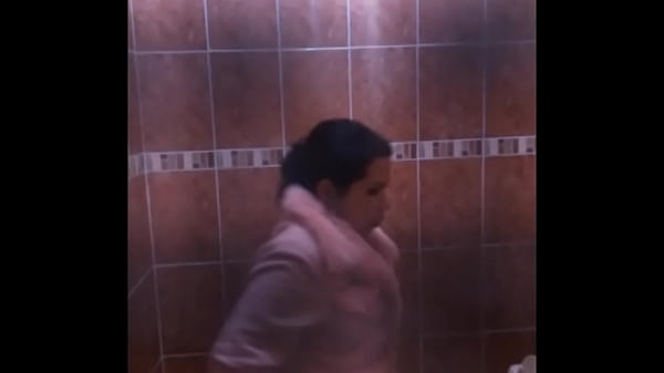 La guarra de mi prima buenota en el baño