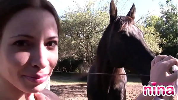 Nina lesbiana mostrando su culo perfecto y cuerpo sexy en rodeo al aire libre