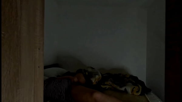 CÁMARA ESPÍA: Capté a mi compañero de cuarto masturbándose
