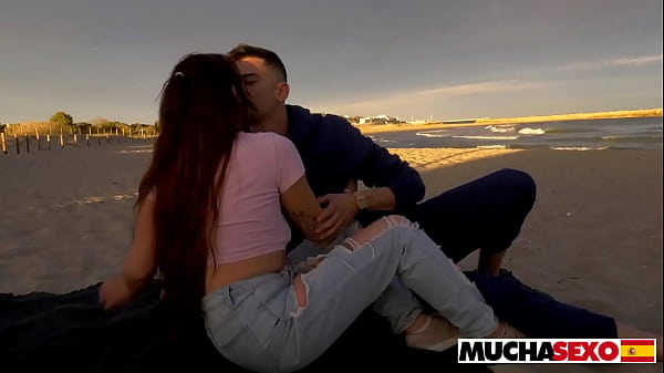 ¿Y si nos pillan? Una española follada en una playa pública en MuchaSexo.