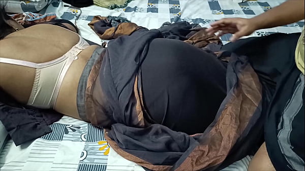 Pareja desi cachonda se besa profundamente y folla apasionadamente en la cama