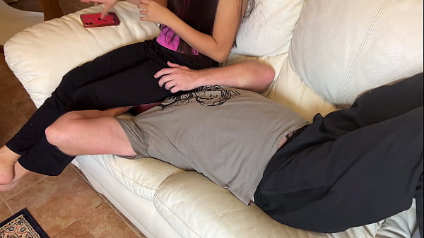 Esposa sentada con todo su peso en la cara de su marido